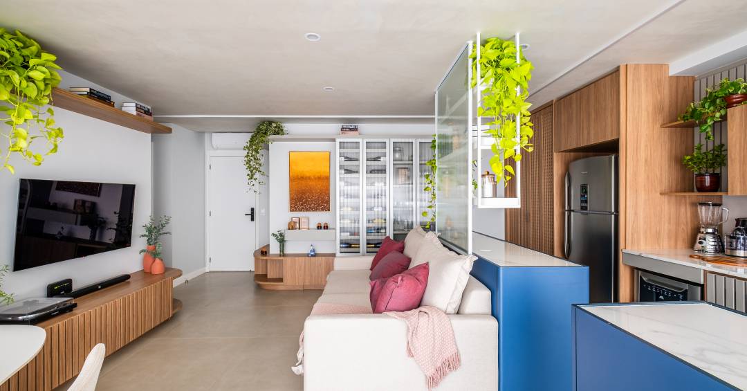 Apê de 81 m² tem roupeiro, cristaleira na cozinha e casinha de gato no banheiro