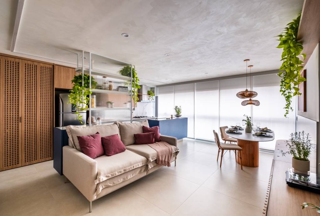 ape-de-81-m-tem-roupeiro-cristaleira-na-cozinha-e-casinha-de-gato-no-banheiro-go-up-arquitetura-10-sala Apê de 81 m² tem roupeiro, cristaleira na cozinha e casinha de gato no banheiro. Projeto de Go Up Arquitetura.