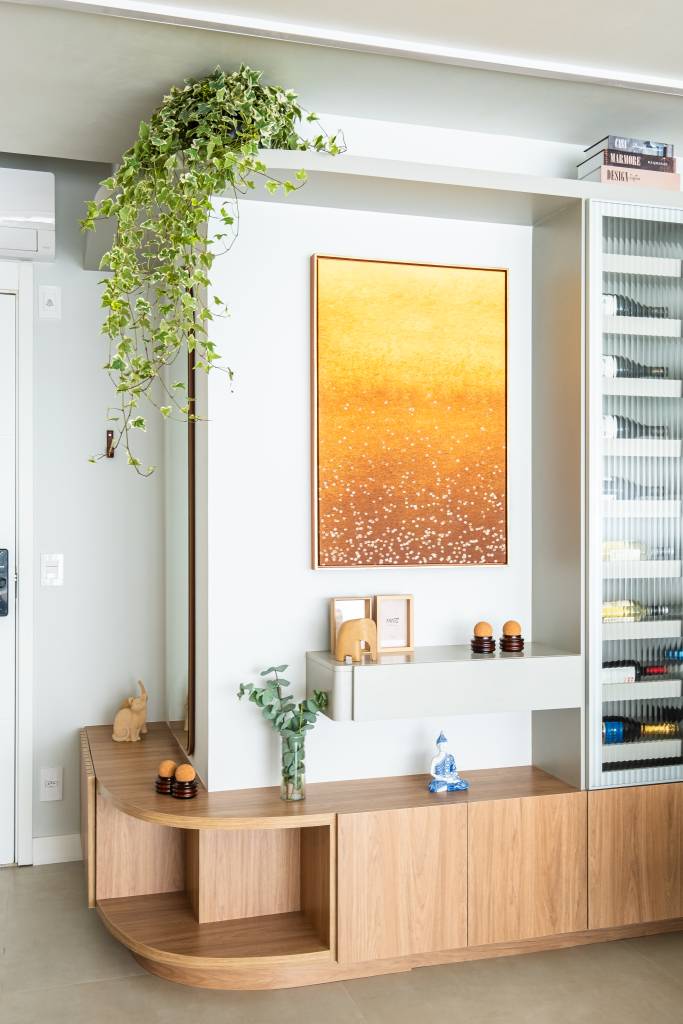 ape-de-81-m-tem-roupeiro-cristaleira-na-cozinha-e-casinha-de-gato-no-banheiro-go-up-arquitetura-12-banco-hall-entrada Apê de 81 m² tem roupeiro, cristaleira na cozinha e casinha de gato no banheiro. Projeto de Go Up Arquitetura.