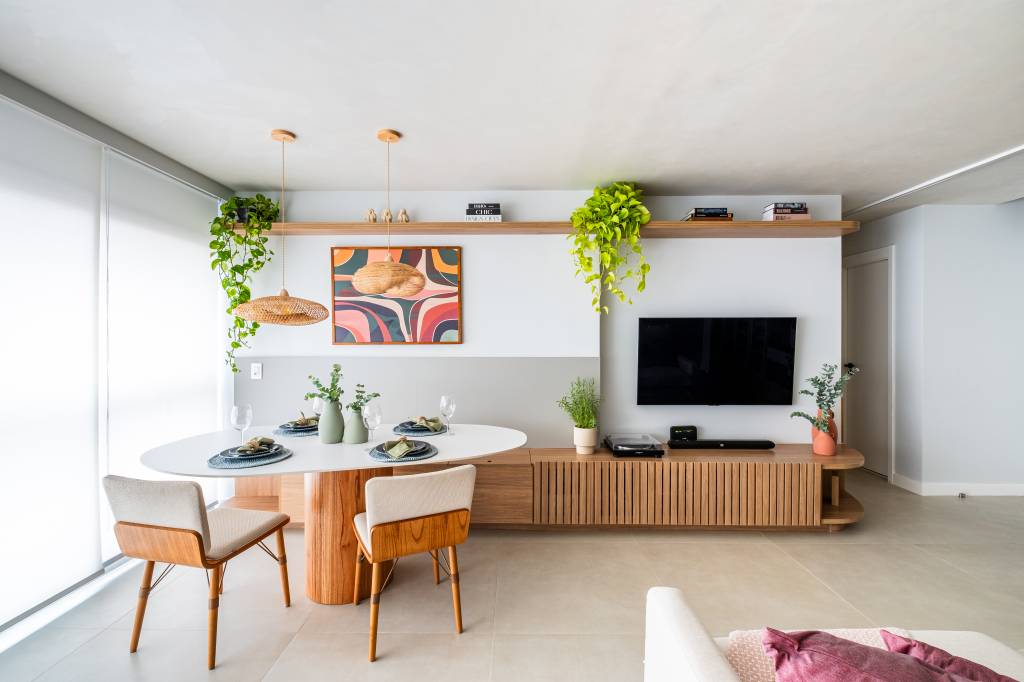 ape-de-81-m-tem-roupeiro-cristaleira-na-cozinha-e-casinha-de-gato-no-banheiro-go-up-arquitetura-14-sala-jantar Apê de 81 m² tem roupeiro, cristaleira na cozinha e casinha de gato no banheiro. Projeto de Go Up Arquitetura.