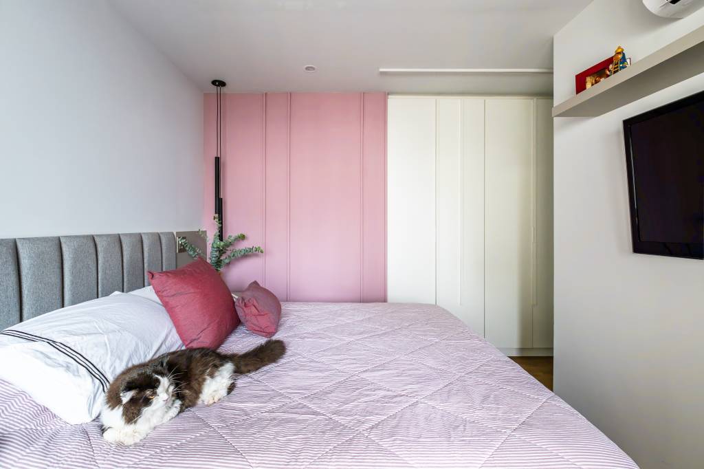ape-de-81-m-tem-roupeiro-cristaleira-na-cozinha-e-casinha-de-gato-no-banheiro-go-up-arquitetura-19-quarto-rosa Apê de 81 m² tem roupeiro, cristaleira na cozinha e casinha de gato no banheiro. Projeto de Go Up Arquitetura.