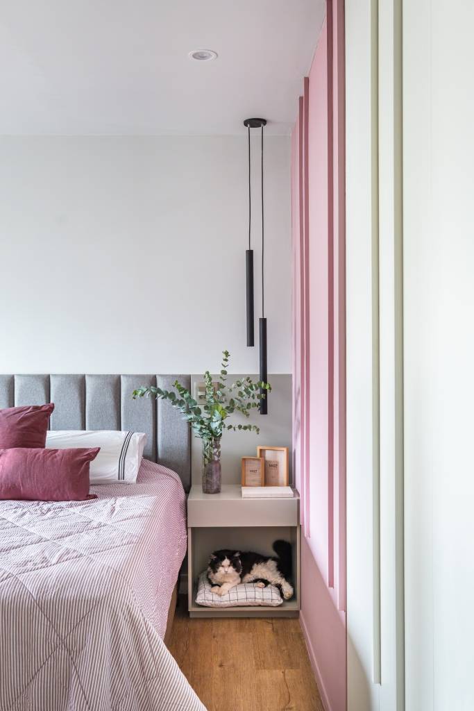 ape-de-81-m-tem-roupeiro-cristaleira-na-cozinha-e-casinha-de-gato-no-banheiro-go-up-arquitetura-21-quarto-gato Apê de 81 m² tem roupeiro, cristaleira na cozinha e casinha de gato no banheiro. Projeto de Go Up Arquitetura.