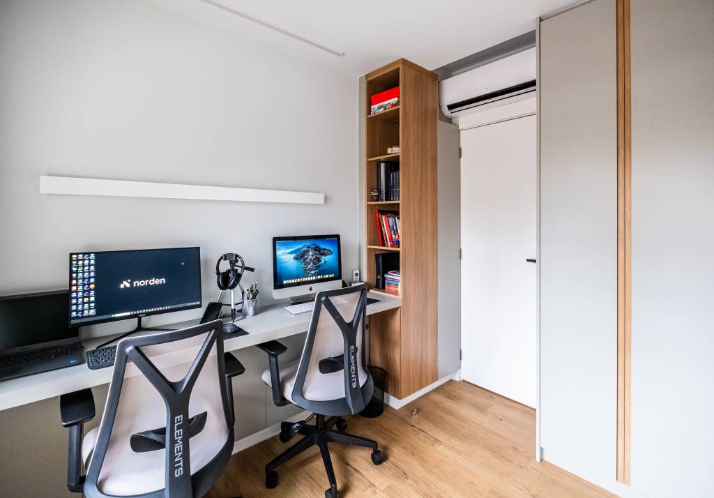 ape-de-81-m-tem-roupeiro-cristaleira-na-cozinha-e-casinha-de-gato-no-banheiro-go-up-arquitetura-22-home-office Apê de 81 m² tem roupeiro, cristaleira na cozinha e casinha de gato no banheiro. Projeto de Go Up Arquitetura.