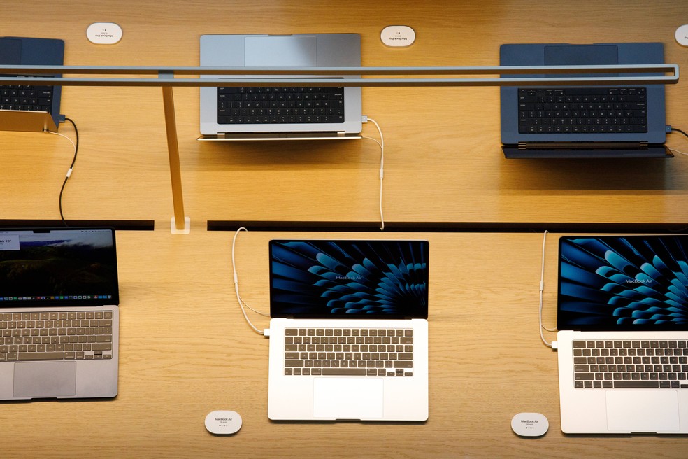 Os modelos atuais do MacBook Air — Foto: Bloomberg
