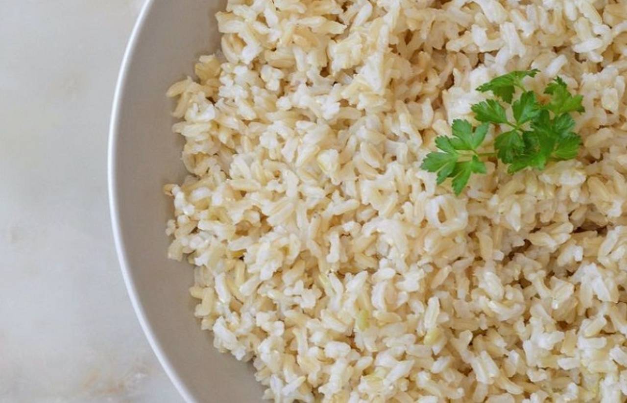 O arroz integral possui uma maior quantidade de fibras em comparação ao arroz branco. Ele costuma garantir uma sensação maior de saciedade para quem o consome.-Divulgação