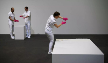 Artista italiano vende escultura invisível por R$ 87 mil e causa polêmica