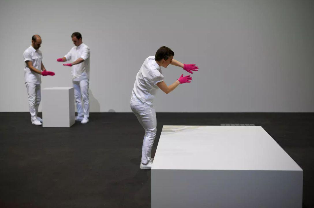 Artista italiano vende escultura invisível por R$ 87 mil e causa polêmica