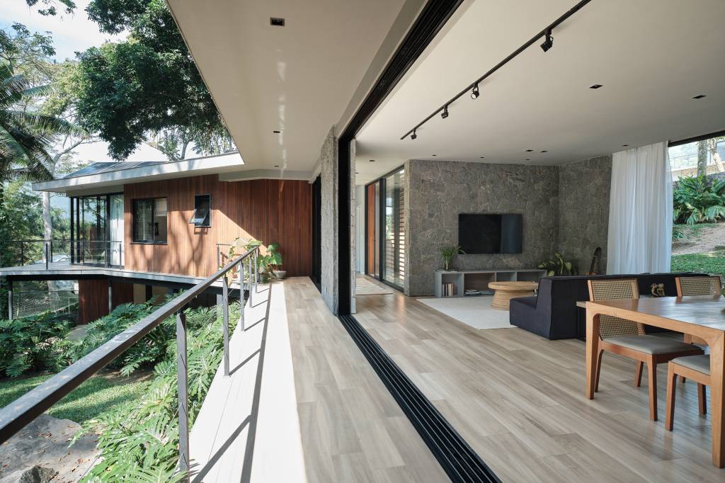 arvore-marca-transicao-entre-area-social-e-intima-nesta-casa-no-mato-thimi-arquitetura-07 Árvore marca transição entre área social e íntima nesta casa no mato. Projeto de Thimi Arquitetura.