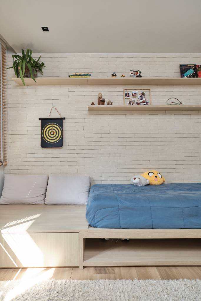 Árvore marca transição entre área social e íntima nesta casa no mato. Projeto de Thimi Arquitetura.