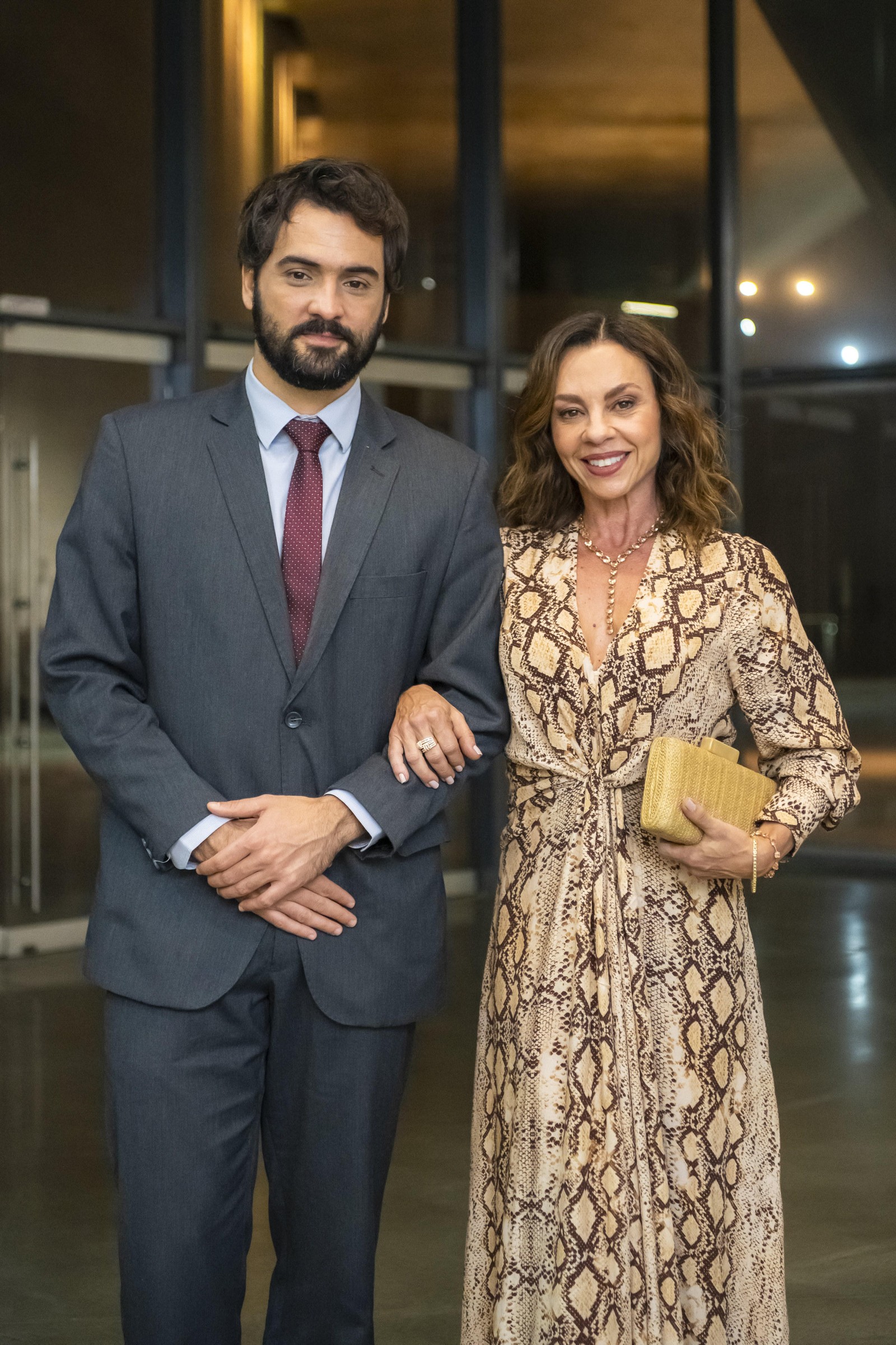José Maria (Túlio Starling) é filho de Xênica (Carla Marins). Médico de boa índole, preocupa-se com os boatos de que os remédios da Fundação Ferette são falsos — Foto: Globo/ Estevam Avellar