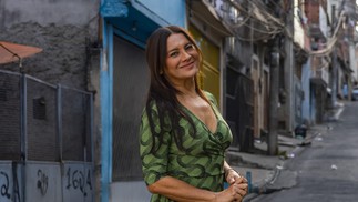 Mãe de Gerluce, Lígia (Dira Paes) sofre de uma doença pulmonar grave, mas não se deixa abalar. Teve Gerluce com Joaquim (Marcos Palmeira), que nunca assumiu a filha — Foto: TV Globo/Divulgação