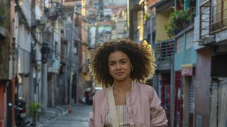 Filha de Gerluce (Sophie Charlotte), Joélly (Alana Cabral) engravida de Raul (Paulo Mendes), o filho de Arminda (Grazi Massafera). A gestação trará várias consequências para a família da jovem — Foto: TV Globo/Divulgação