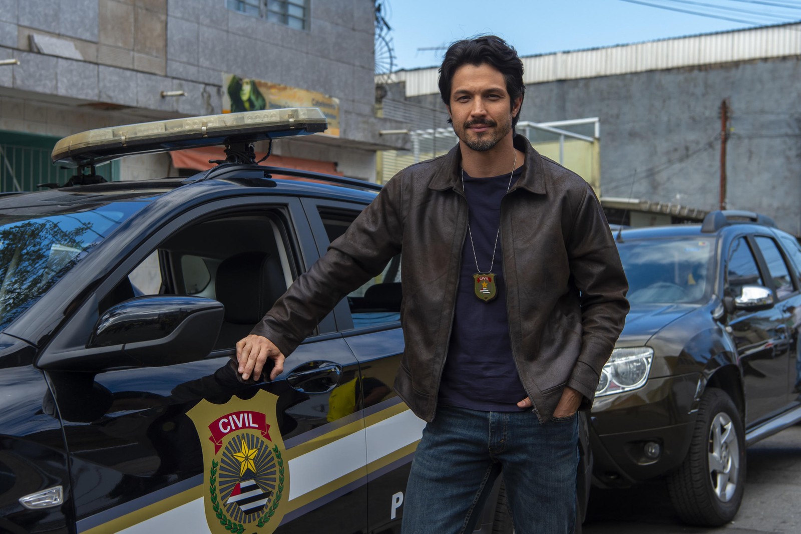 Paulinho Reitz (Romulo Estrela) é um policial honesto. Vai se apaixonar por Gerluce (Sophie Charlotte) e nem sonha que ela está por trás do roubo da estátua Três Graças, que ele está investigando — Foto: Globo/ Estevam Avellar