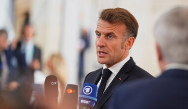 "Não podemos mostrar fraqueza". Macron considera que Europa está "em confronto com a Rússia"