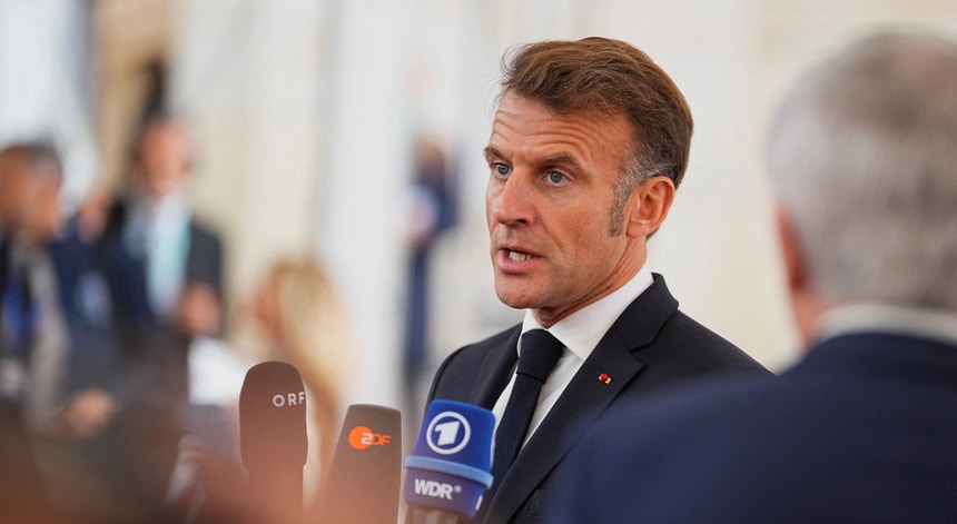 "Não podemos mostrar fraqueza". Macron considera que Europa está "em confronto com a Rússia"