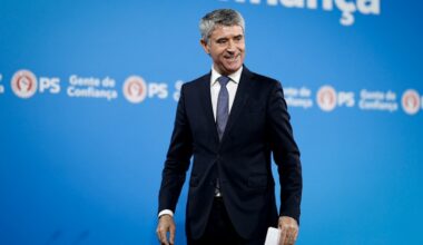 "Não é uma normalidade". Carneiro vê ministra da Saúde sem "autoridade política"