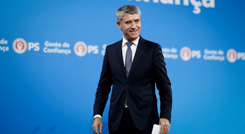 "Não é uma normalidade". Carneiro vê ministra da Saúde sem "autoridade política"