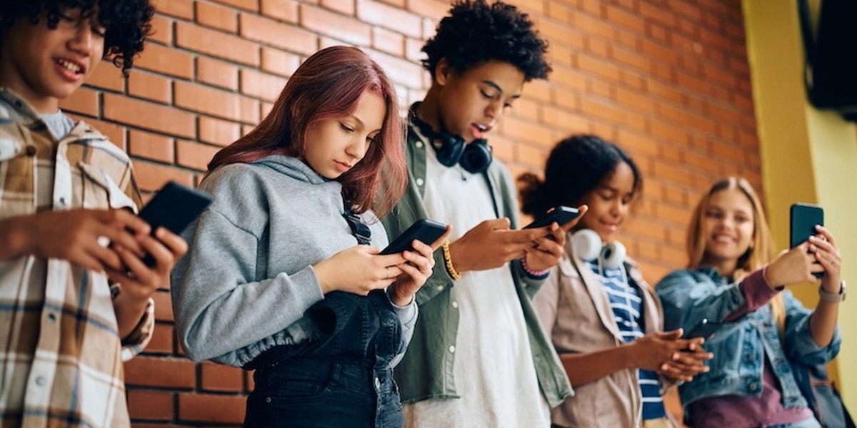 Os riscos de excesso de tempo de ecrã são reais. Especialistas explicam e deixam pistas para ajudar a mudar