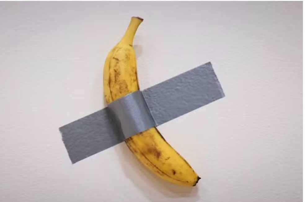 Banana colada com fita adesiva na parede:  obra conceitual do italiano Maurizio Cattelan — Foto: Reprodução