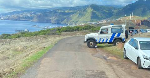 Excesso de veículos causa constrangimentos na Ponta do Rosto, Caniçal, com autocarro bloqueado