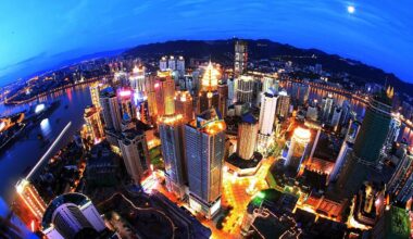 Turistas estão a correr para a cidade mais populosa do mundo, uma megacidade futurista chinesa