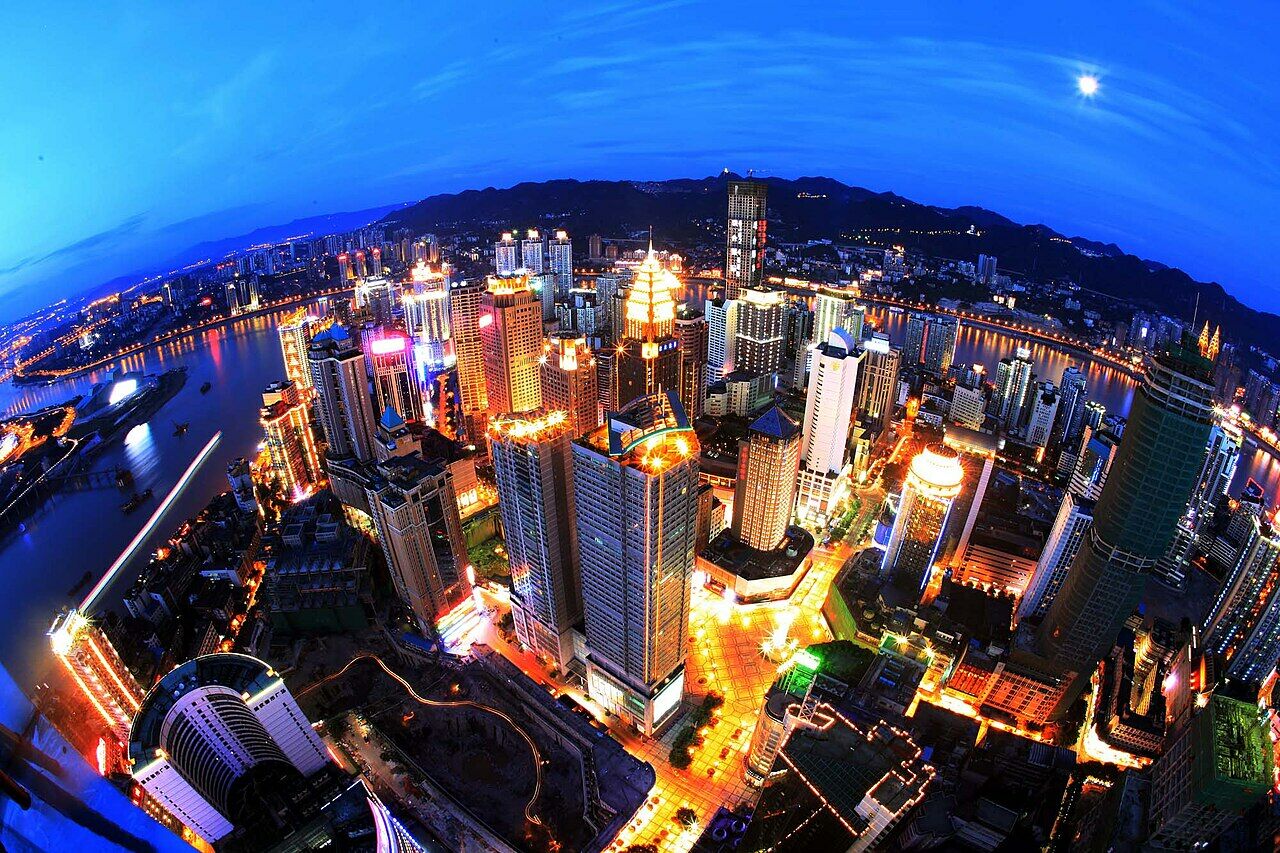 Turistas estão a correr para a cidade mais populosa do mundo, uma megacidade futurista chinesa