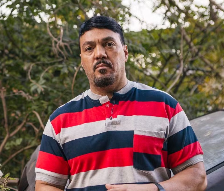 Misael (Belo) — É um homem honesto, que quando descobre que perdeu a esposa por causa da ganância de Ferette (Murilo Benício), persegue-o para se vingar. — Foto: Globo/Divulgação