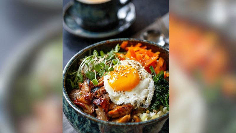 Bibimbap com carne de porco desfiada e ovo frito - Bibimbap com carne de porco desfiada e ovo frito - Imagem gerada por IA