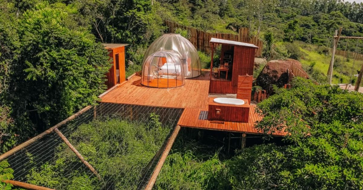 Imagem da hospedagem bolhas do sul, vista de longe e de fora, para localizar e ilustrar como o dormitório se parece 