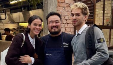 Bruna Marquezine e João Guilherme são vistos em jantar com amigos em São Paulo