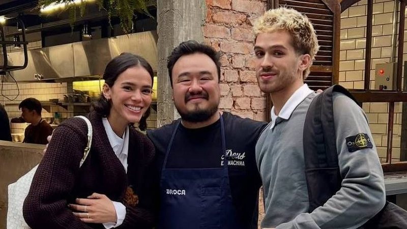 Bruna Marquezine e João Guilherme são vistos em jantar com amigos em São Paulo