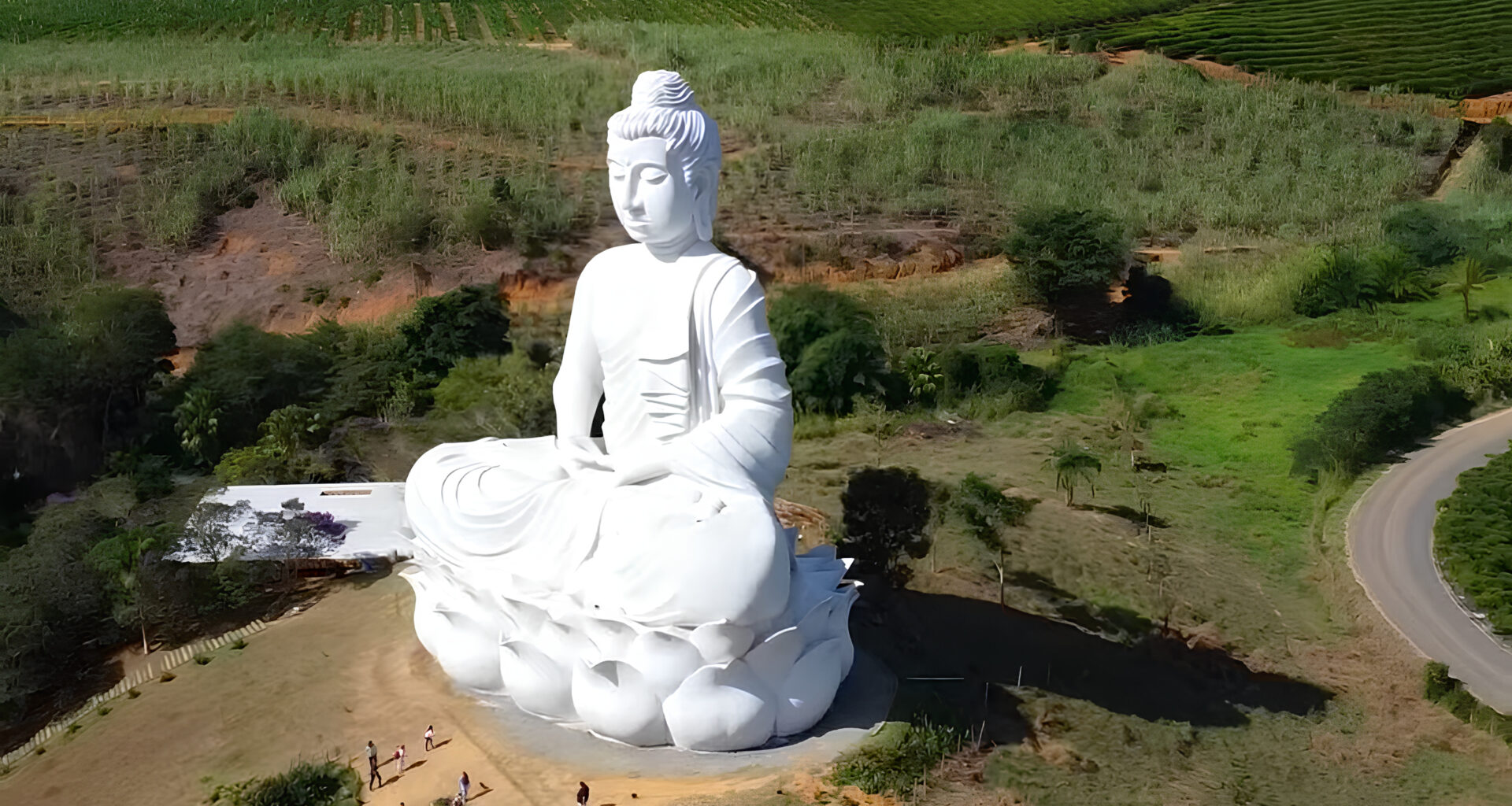 Uma escultura de 35 metros e 350 toneladas de ferro, aço e concreto: o Buda de Ibiraçu, maior estátua de Buda das Américas e a segunda maior do mundo surpreende brasileiros