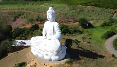 Uma escultura de 35 metros e 350 toneladas de ferro, aço e concreto: o Buda de Ibiraçu, maior estátua de Buda das Américas e a segunda maior do mundo surpreende brasileiros