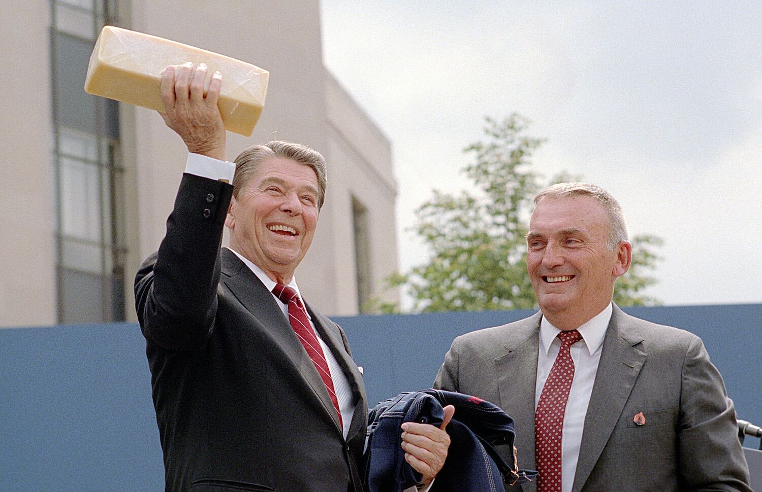 "Queijo do Governo". Porque os EUA têm 600 mil toneladas guardadas em cavernas