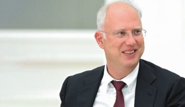 “Solução diplomática” para pôr fim à guerra na Ucrânia à vista, diz enviado russo