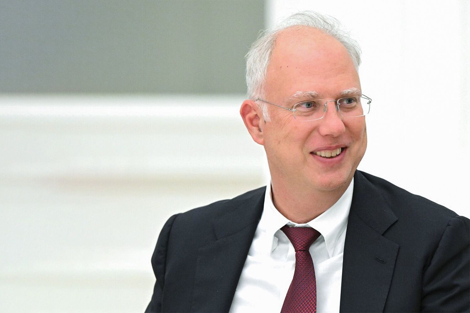 “Solução diplomática” para pôr fim à guerra na Ucrânia à vista, diz enviado russo