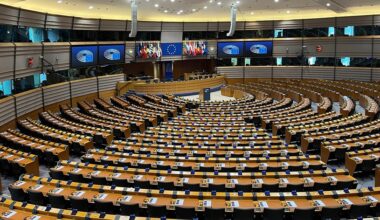 Jornalistas Andrzej Poczobut e Mzia Amaglobeli galardoados com Prémio Sakharov de 2025