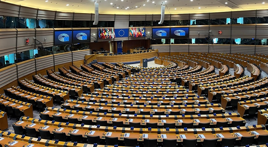 Jornalistas Andrzej Poczobut e Mzia Amaglobeli galardoados com Prémio Sakharov de 2025