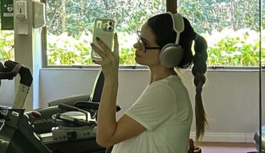 Grávida de 7 meses, Camila Queiroz exibe barrigão na academia