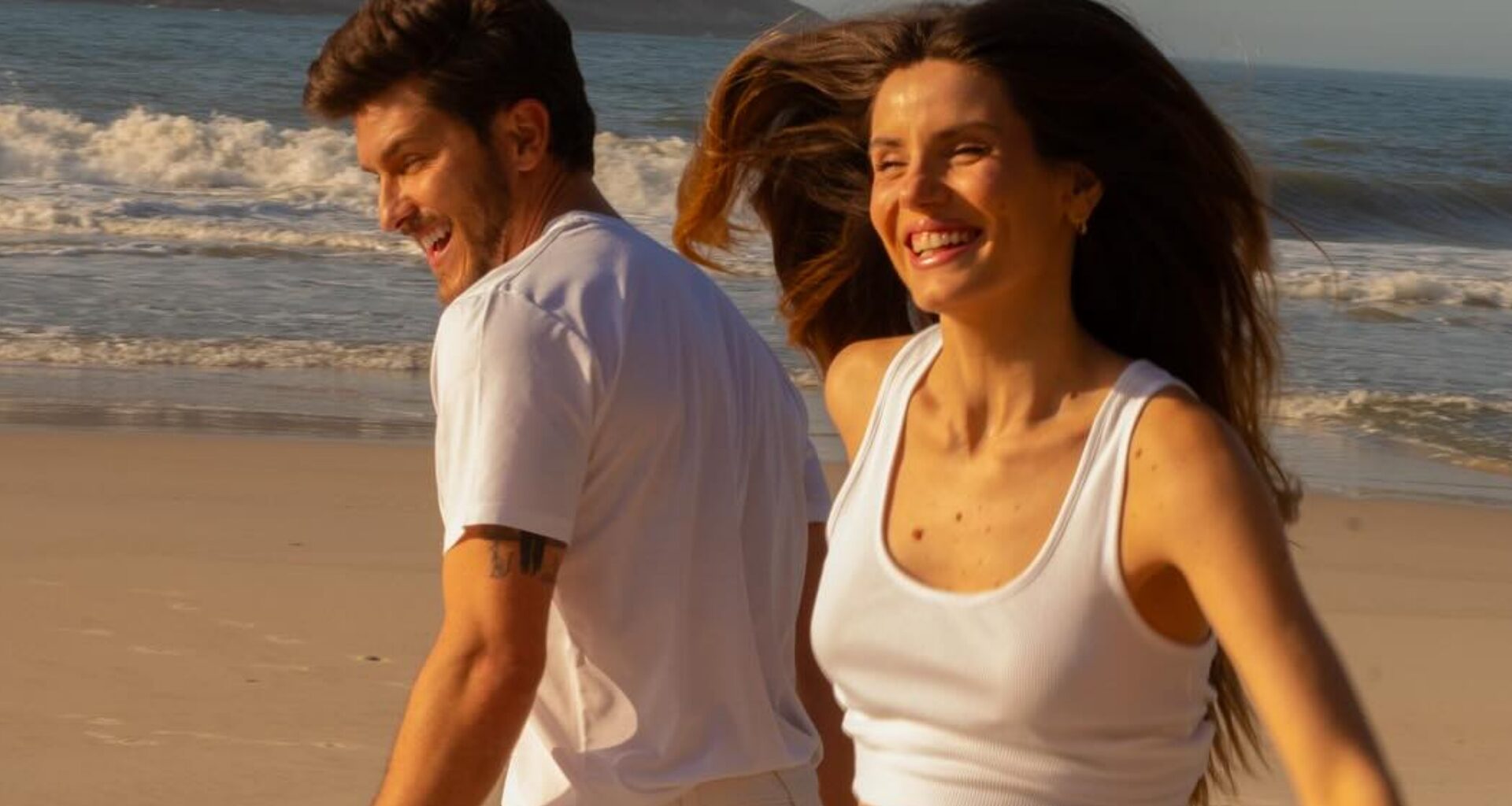 Klebber Toledo e Camila Queiroz