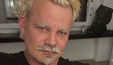 Carmo Dalla Vecchia abandona bigode e cabelo platinado; veja novo visual