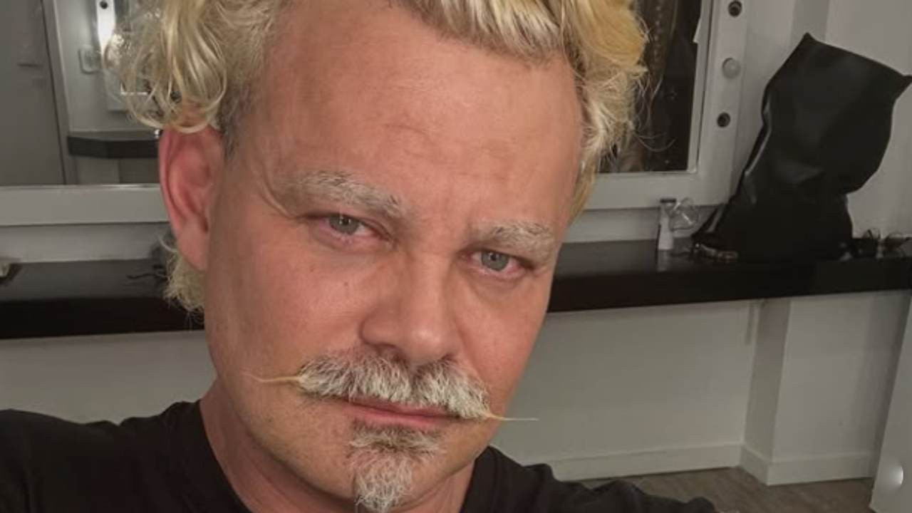 Carmo Dalla Vecchia abandona bigode e cabelo platinado; veja novo visual