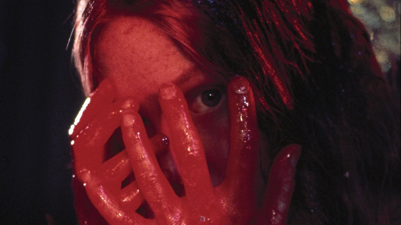 Mike Flanagan anuncia o término das filmagens de 'Carrie, a Estranha'; Veja a foto!