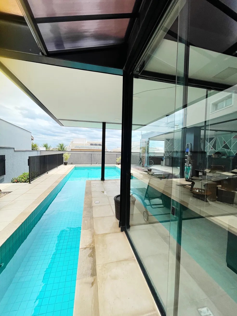 A piscina da nova casa de Arthur Picoli, que era professor de educação física antes do "BBB"