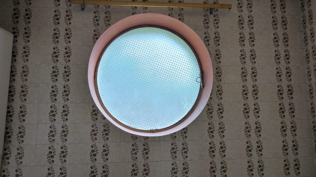 Detalhe de janela redonda com vidro fosco e moldura rosa na Casa Redonda de Jaraguá do Sul