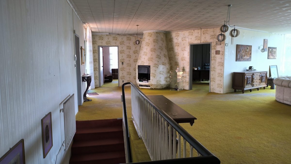 Sala com lareira e decoração original dos anos 1970 na Casa Redonda de Jaraguá do Sul