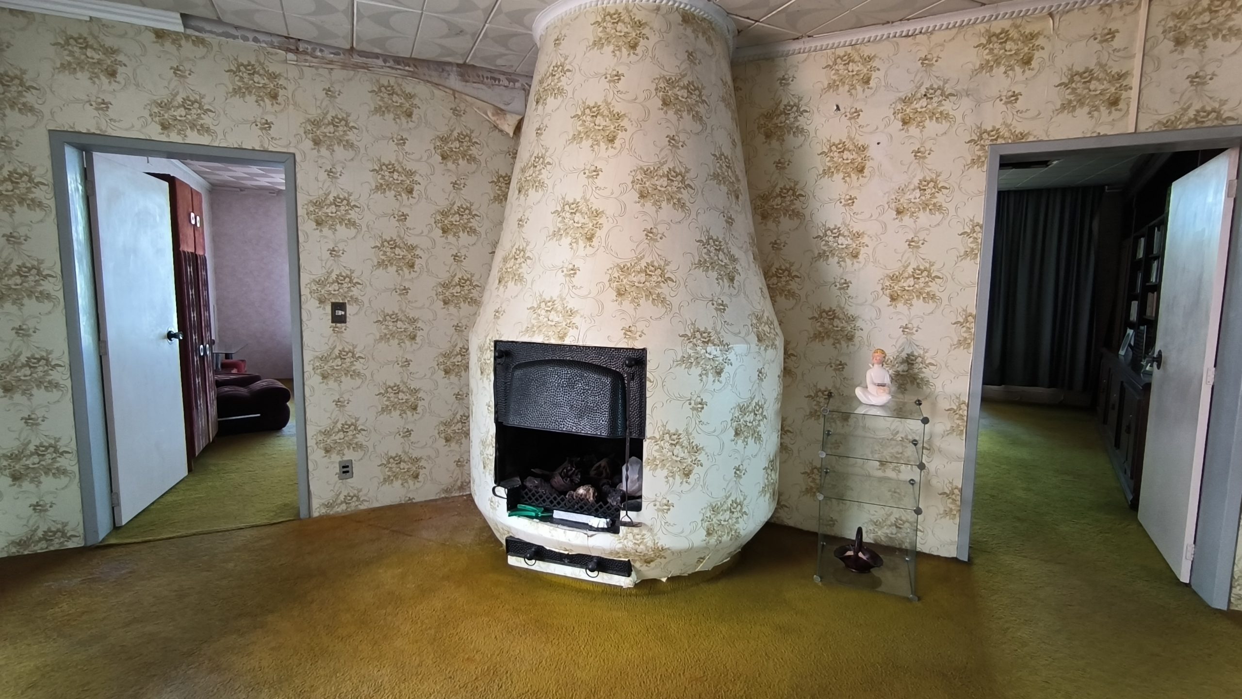 Lareira com design cônico no centro de um dos andares da Casa Redonda