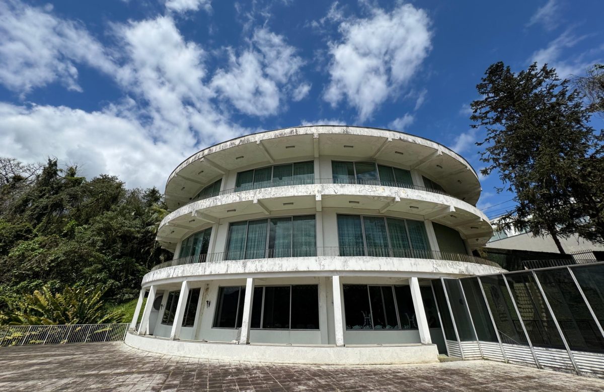 Fachada completa da Casa Redonda em Jaraguá do Sul, vista sob céu azul com árvores ao redor