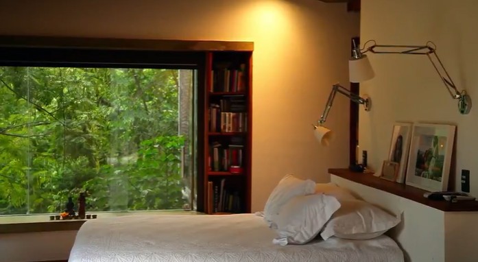 A vista para a natureza é característica marcante do quarto — Foto: Reprodução/GNT
