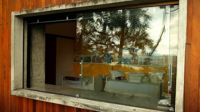 Janela de um dos quartos da casa de Caio Blat — Foto: Reprodução/GNT